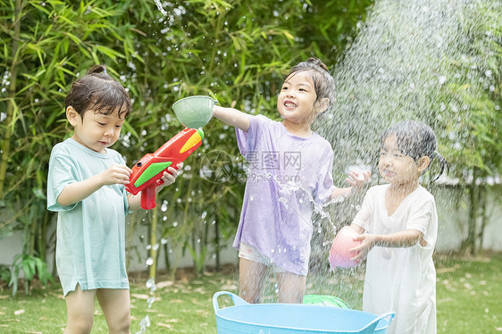 院子里玩水开心的孩子们图片