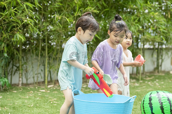 院子里玩水开心的孩子们图片