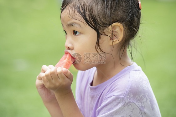 吃西瓜的小女孩图片