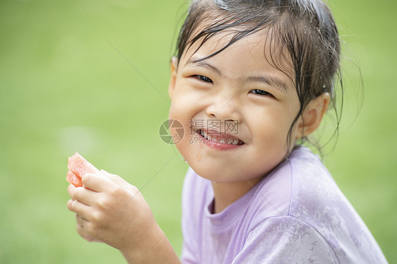 吃着西瓜开心的小女孩图片