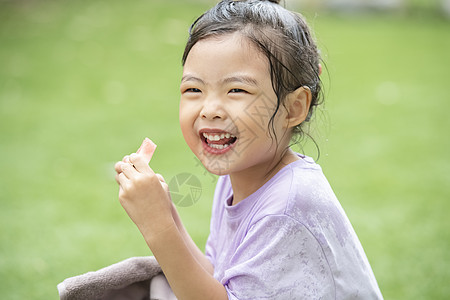 节选婴儿青绿生活方式孩子水上吃着西瓜开心的小女孩图片