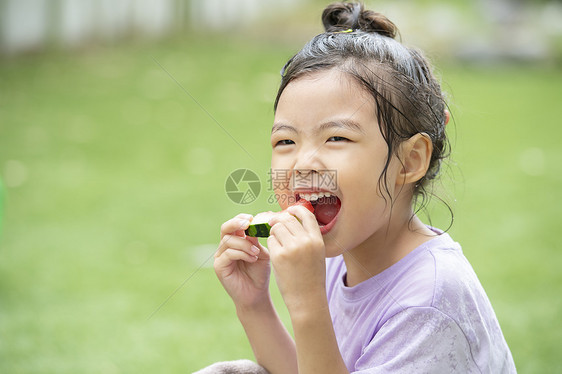 吃着西瓜开心的小女孩图片