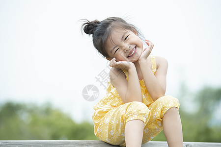 微笑可爱的小女孩图片