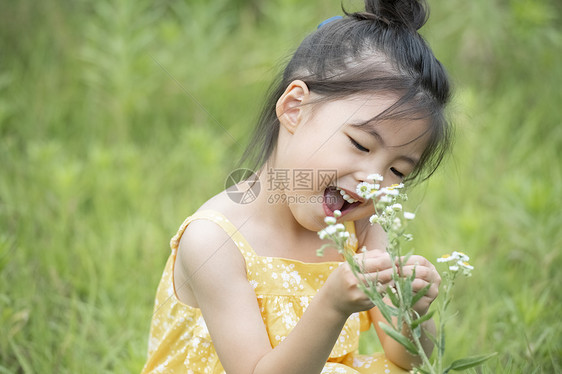 户外公园玩耍的小女孩图片