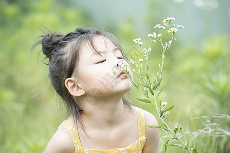 闻花香的小女孩图片