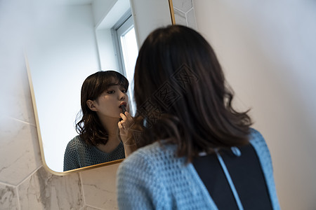 安逸生活的居家女孩图片