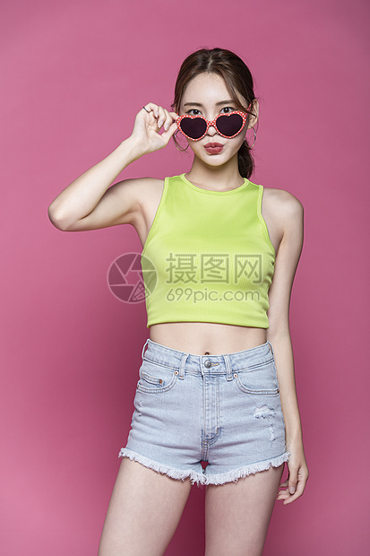 戴着墨镜的夏日清凉美女图片