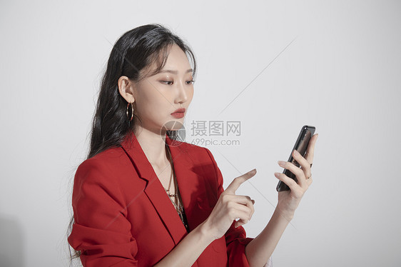 看着手机的青年女子图片