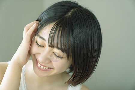 女生微笑低头图片