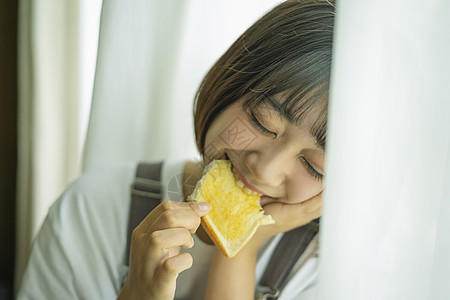 居家舒适生活的快乐女孩高清图片