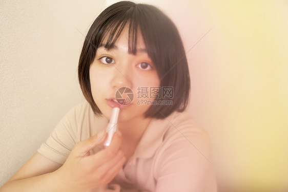 居家舒适生活的快乐女孩图片