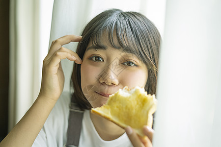 居家舒适生活的快乐女孩高清图片