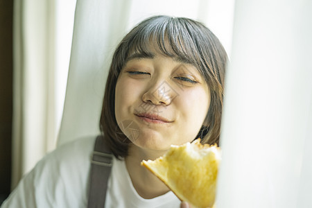 居家舒适生活的快乐女孩图片