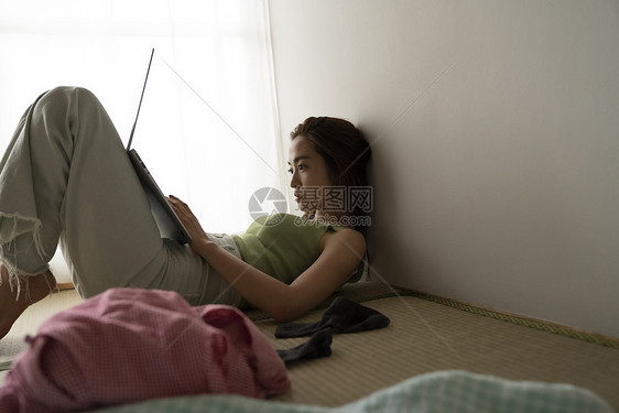 居家使用电脑的年轻女子图片