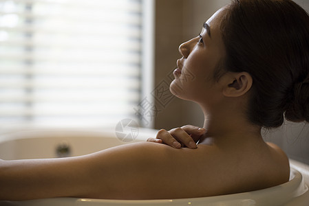 浴缸里泡澡沐浴的年轻女子图片