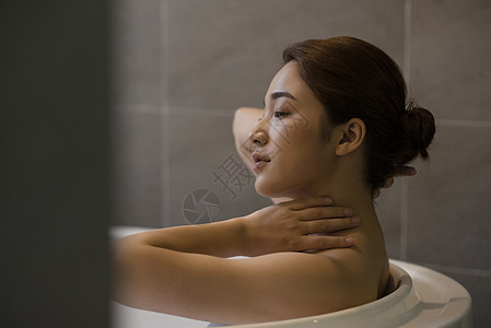 浴室泡澡放松的女性图片