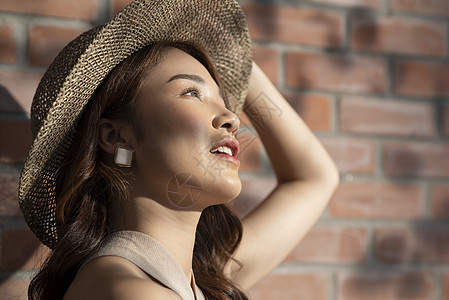 户外戴着草帽的年轻女子图片