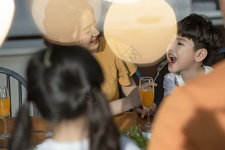 一家人其乐融融的在餐桌上吃饭图片素材