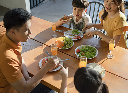 一家人其乐融融的在餐桌上吃饭图片素材