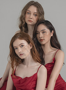 身着红色长裙拍写真的三姐妹图片