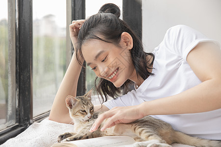 在家和猫猫玩耍的居家女孩图片