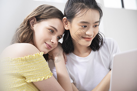 居家闺蜜一起追剧图片素材