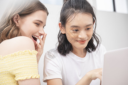 外国电影剧照居家闺蜜一起追剧背景