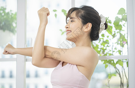 室内拉伸运动的年轻女子图片