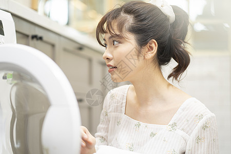 居家做家务的年轻女子图片