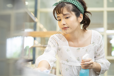 做家务清洁厨房的年轻女子图片