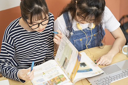 居家姐妹一起看书学习图片