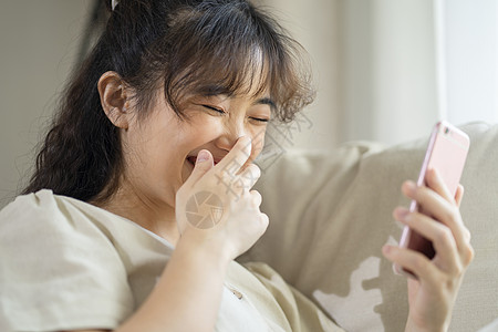 拿着手机视频通话的年轻女子图片