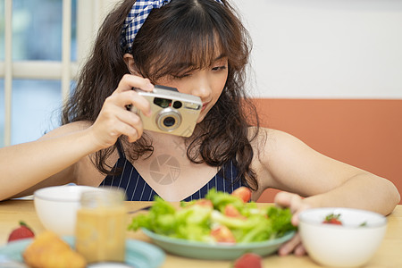 寿司料理可爱的居家女孩肖像背景