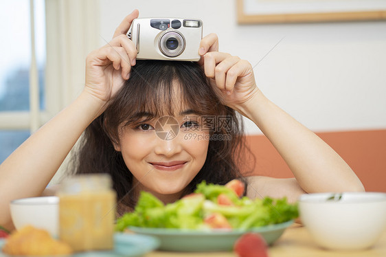 可爱的居家女孩肖像图片