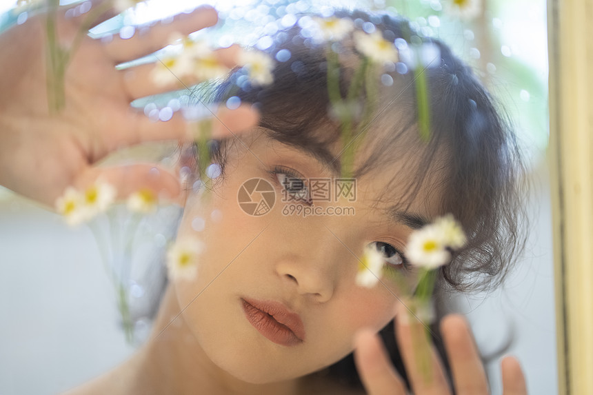 鲜花和美女的情绪写真图片