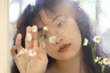 鲜花和美女的情绪写真图片