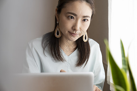 工作认真的商务女性图片