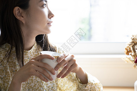 居家慵懒生活的中年女性图片