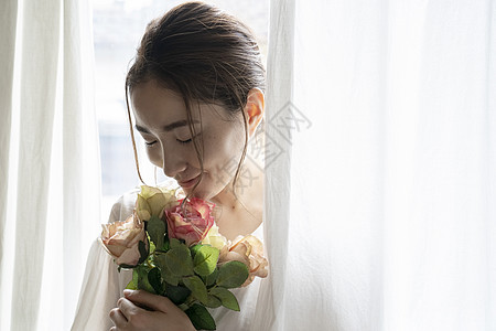 花居家慵懒生活的中年女性背景