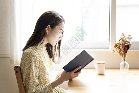 九寨沟秋季居家慵懒生活的中年女性背景