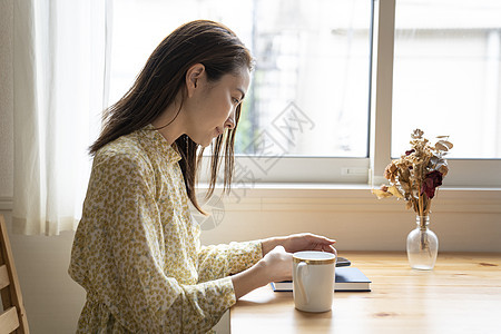 居家慵懒生活的中年女性图片