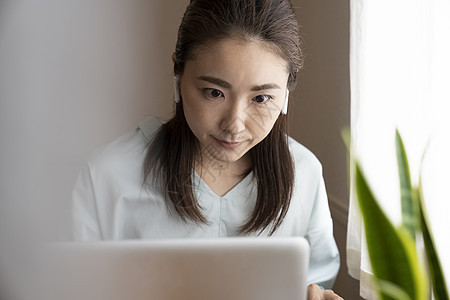 视频会议的职业女性图片