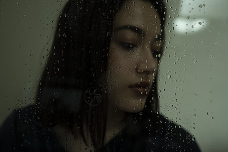 下雨天表情苦恼的女人图片