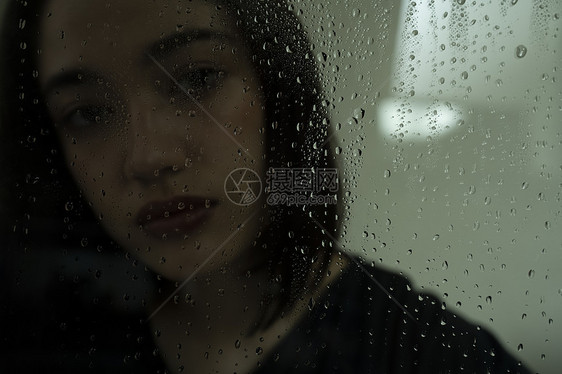 下雨天表情苦恼的女人图片