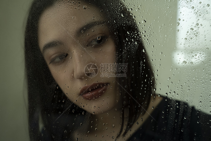 下雨天表情苦恼的女人图片