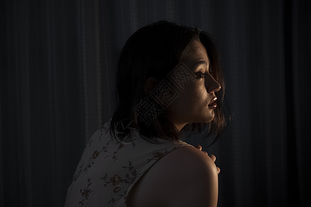 沉思的女人肖像图片素材