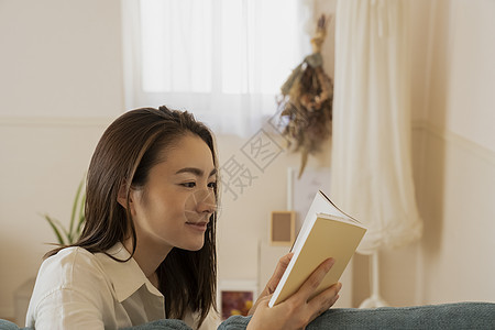 居家休息看书的女孩图片