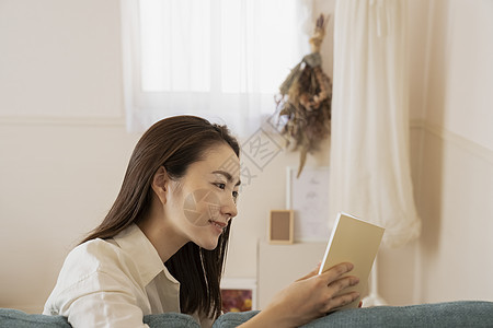 居家阅读的青年女子图片