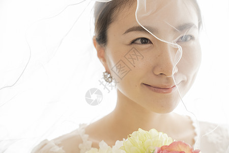 新娘手拿鲜花微笑图片