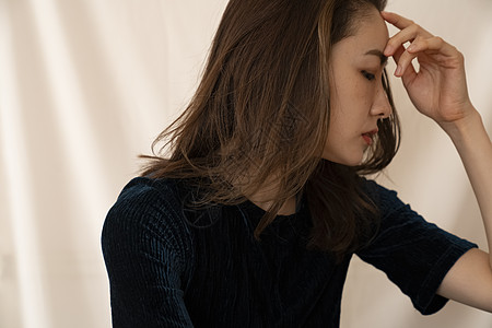发愁的青少年图片